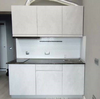 Модульная кухня Бруклин 2.4 x 2 м (Бетон белый) в Большой Ирбе - bolshaya-irba.mebel54.com | фото