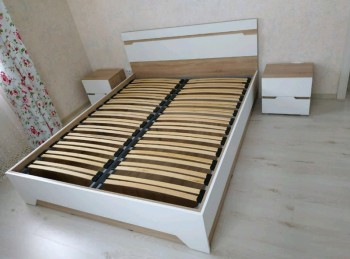 Спальня Анталия (кровать без ортопед-основания, тумбы, Дуб сонома, Белый Софт, горизонт) в Большой Ирбе - bolshaya-irba.mebel54.com | фото